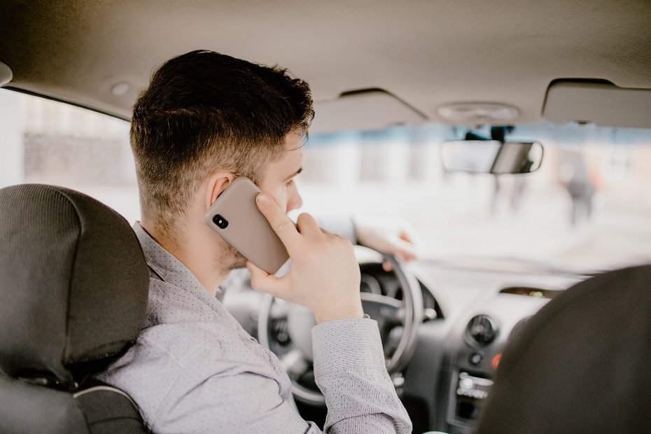 Už naudojimąsi mobiliuoju telefonu šiemet teisė vairuoti atimta jau 102 asmenims