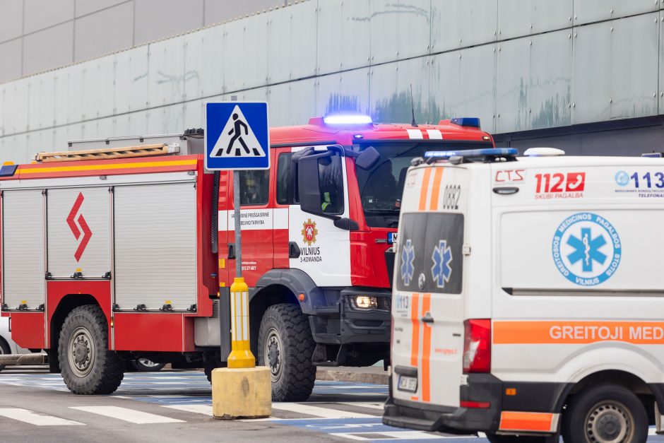 Nelaimė sostinės „Akropolyje“: nugriuvusi avalynės lentyna prispaudė mergaitę