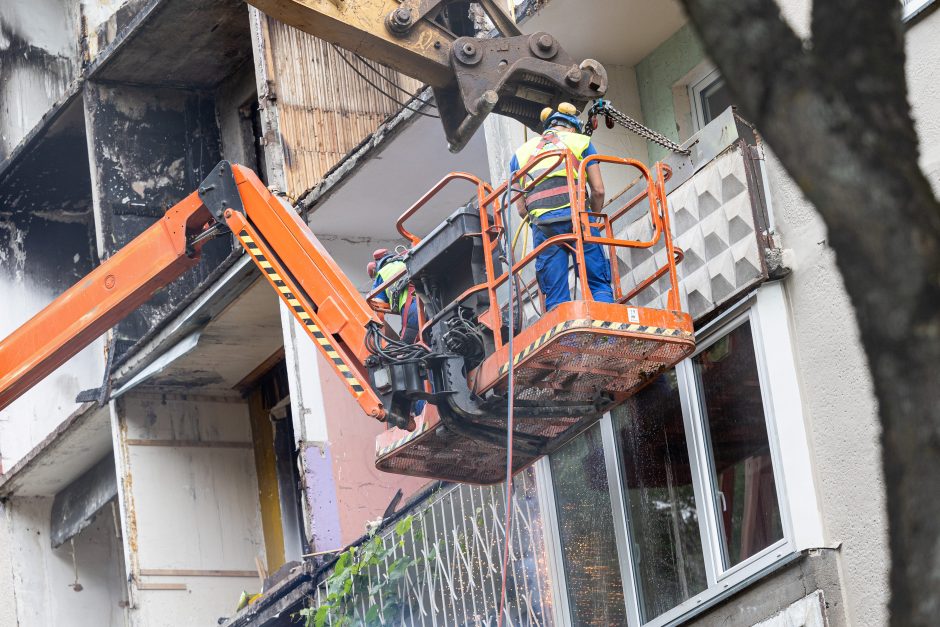 Baigtos ardyti degusio Viršuliškių daugiabučio konstrukcijos, prasidės namo atstatymas