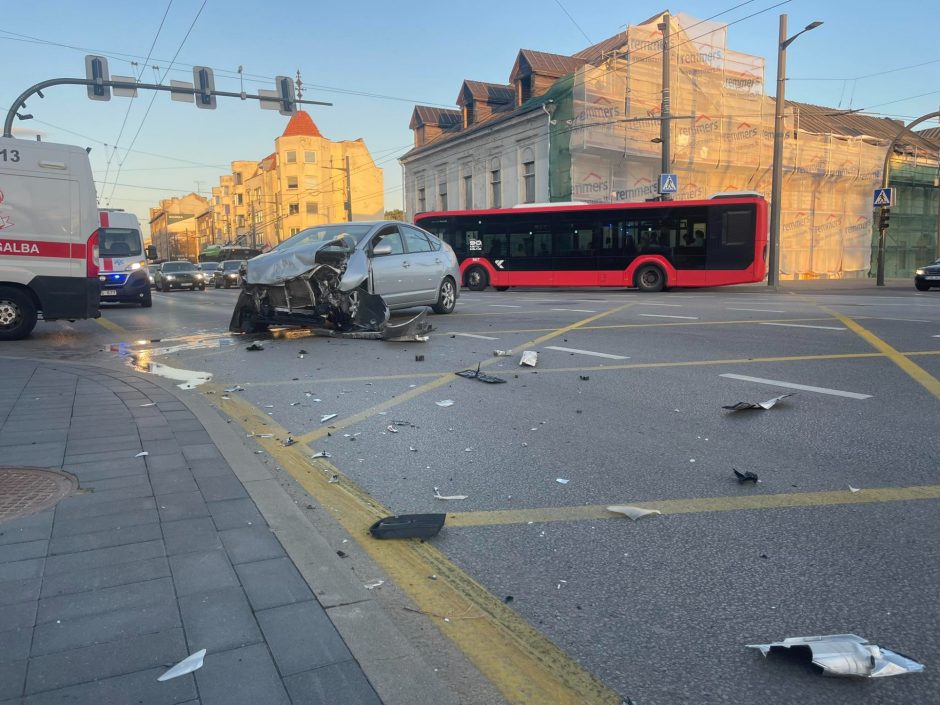 Šv. Gertrūdos ir Birštono gatvių sankryžoje – avarija: moteris atsidūrė medikų rankose