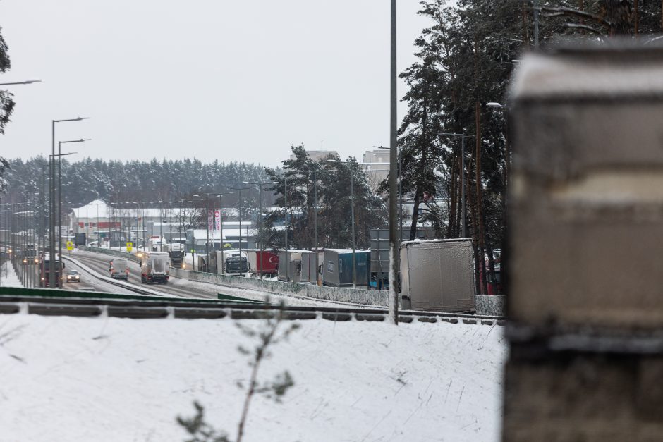 Blogos eismo sąlygos kiša koją: dalyje Vilniaus Kirtimų gatvės uždaromas eismas