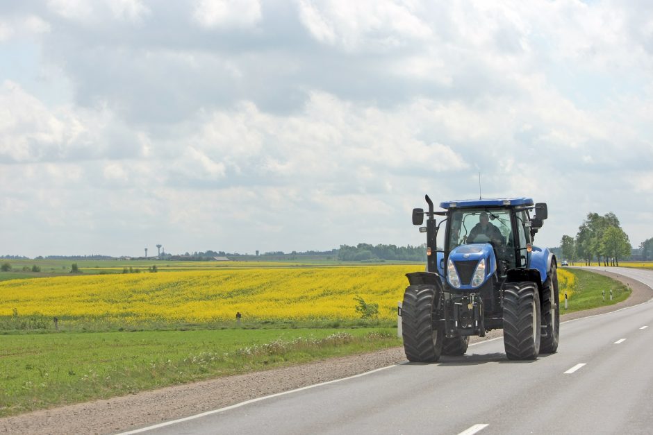 Girtas traktoriaus vairuotojas nuvažiavo nuo kelio ir apsivertė