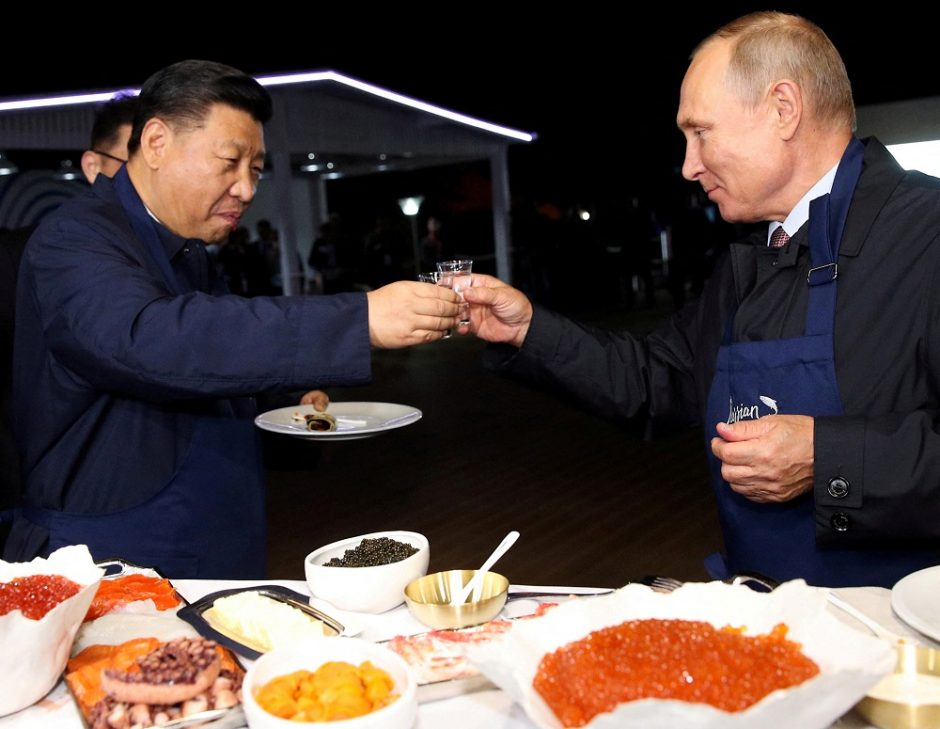 Xi Jinpingas ir V. Putinas pasidžiaugė ryšiais prieš „taikos kelionę“ į Maskvą