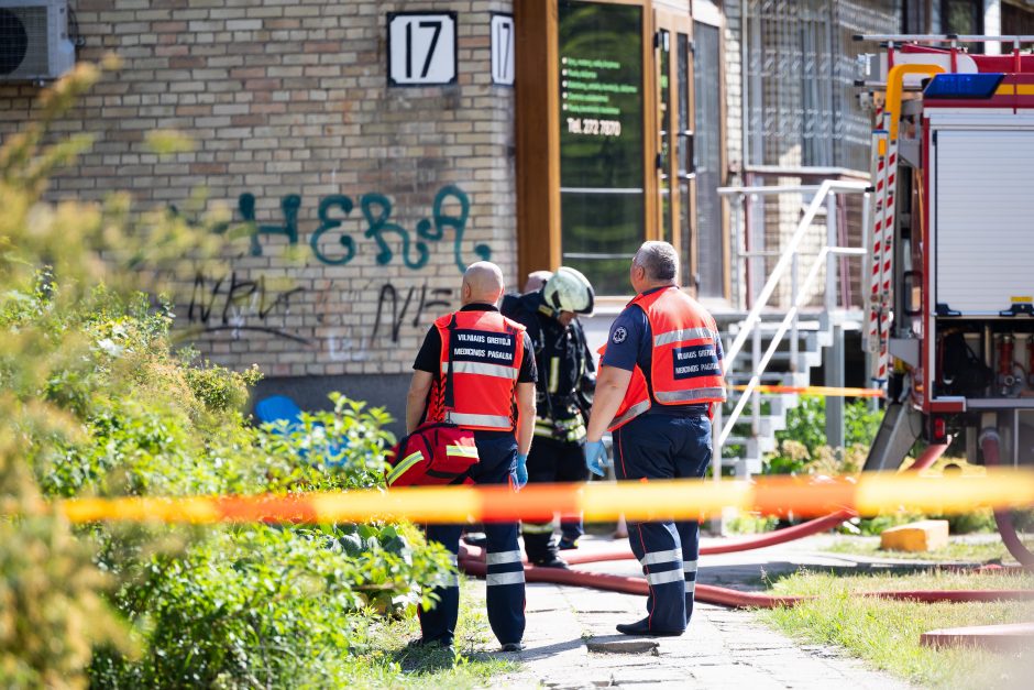 Vilniaus Žirmūnų rajone užsiliepsnojo butas, evakuota 10 žmonių