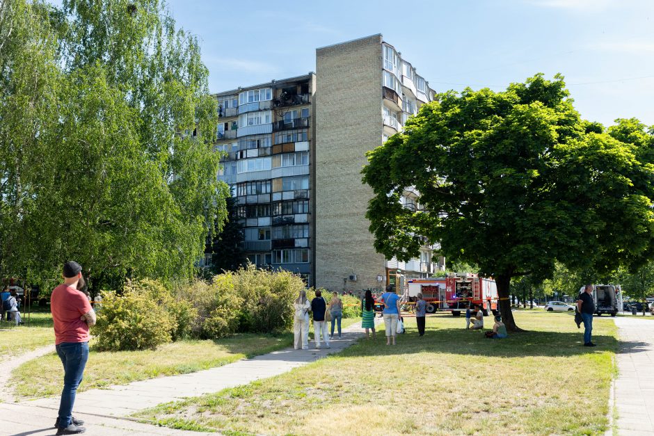 Vilniaus Žirmūnų rajone užsiliepsnojo butas, evakuota 10 žmonių