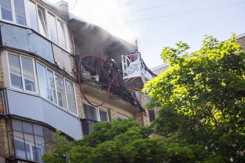 Vilniaus Žirmūnų rajone užsiliepsnojo butas, evakuota 10 žmonių