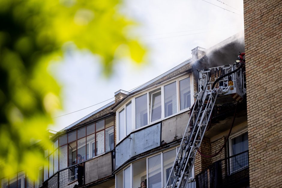 Vilniaus Žirmūnų rajone užsiliepsnojo butas, evakuota 10 žmonių