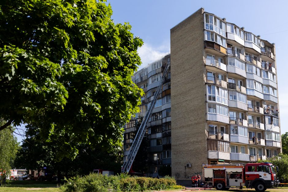 Vilniaus Žirmūnų rajone užsiliepsnojo butas, evakuota 10 žmonių