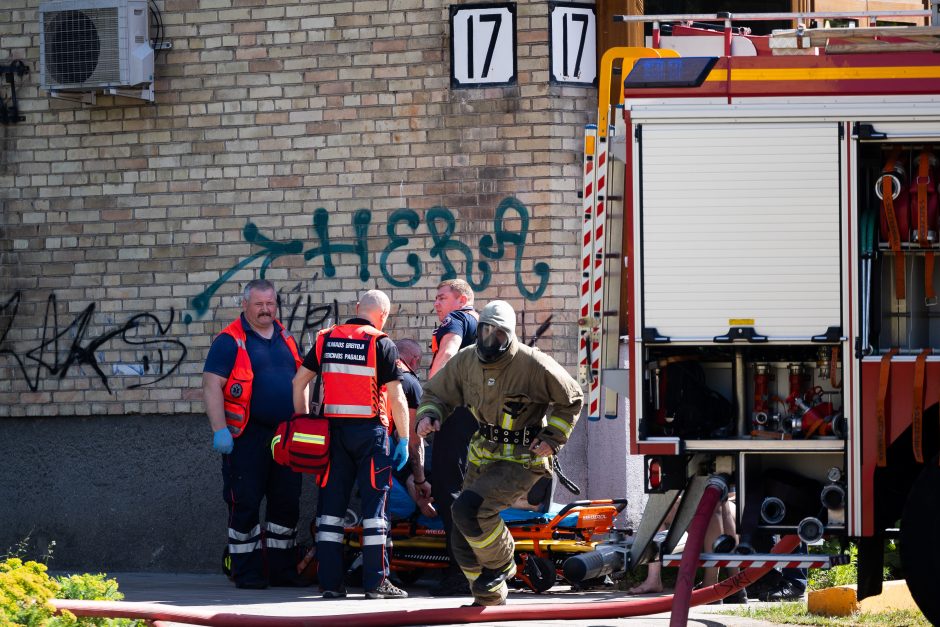 Vilniaus Žirmūnų rajone užsiliepsnojo butas, evakuota 10 žmonių