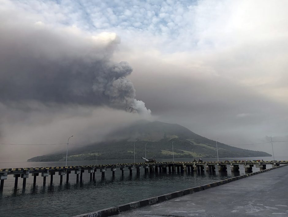 Indonezijoje išsiveržus ugnikalniui evakuojama tūkstančiai žmonių