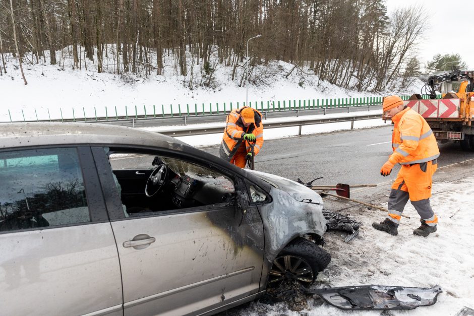 Vilniuje kelionės metu užsidegė automobilis