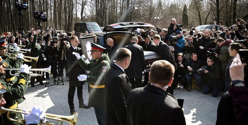 Maskvoje į nužudyto tinklaraštininko laidotuves susirinko šimtai žmonių