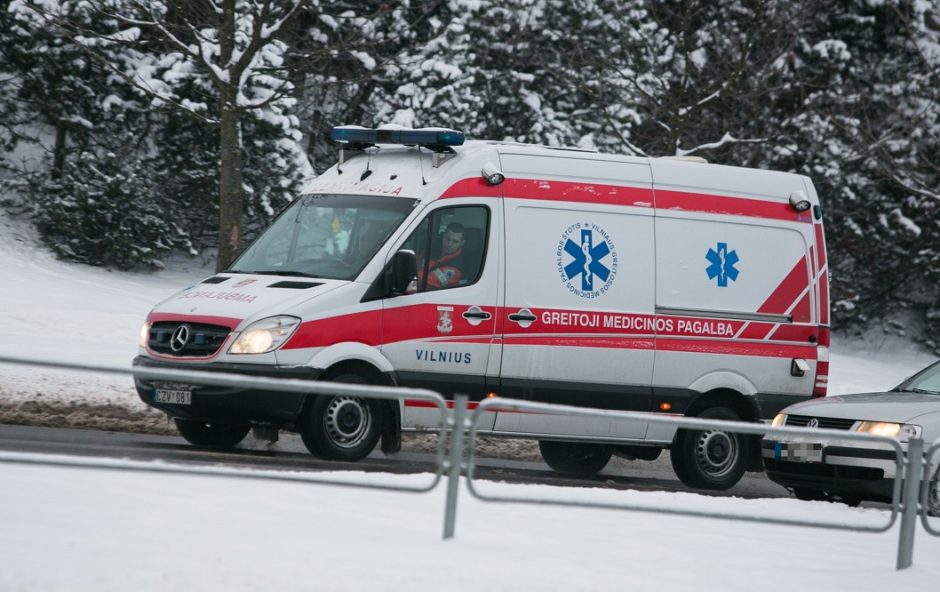 Skaudi nelaimė Vilniuje: pusamžis vyras pats nuslydo po automobilio ratais