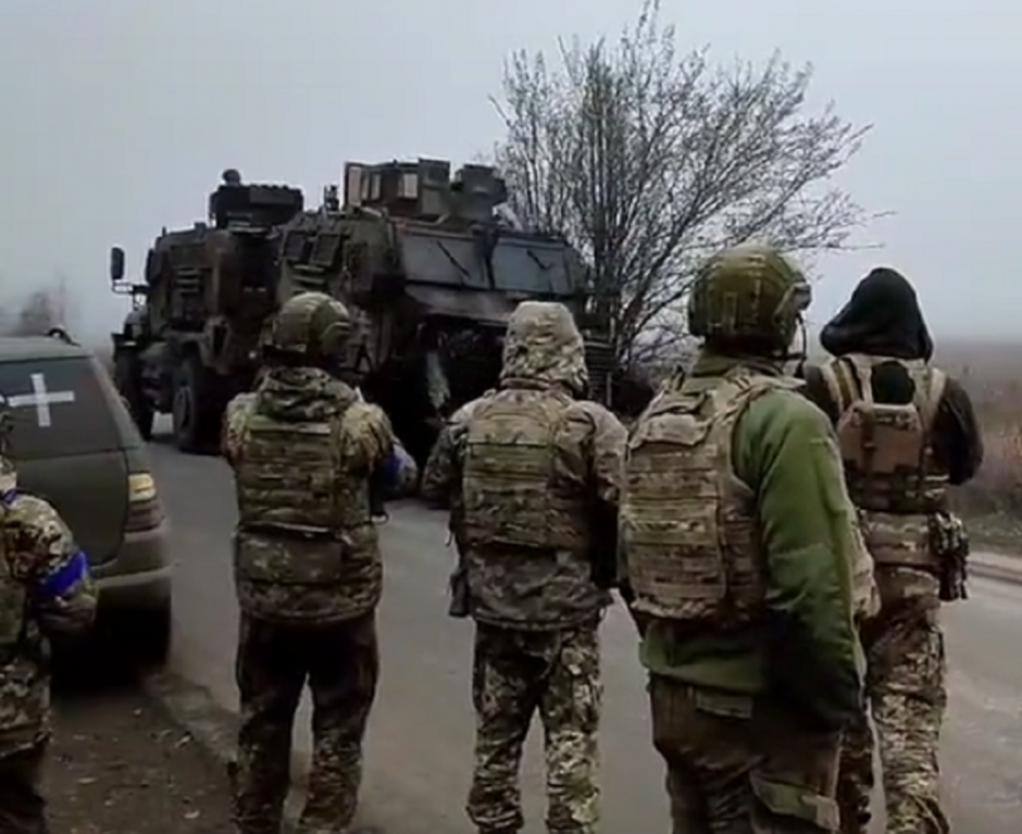 NATO šarvuotis surado prieštankinę miną: publikuotas vaizdo įrašas, kas iš jo liko