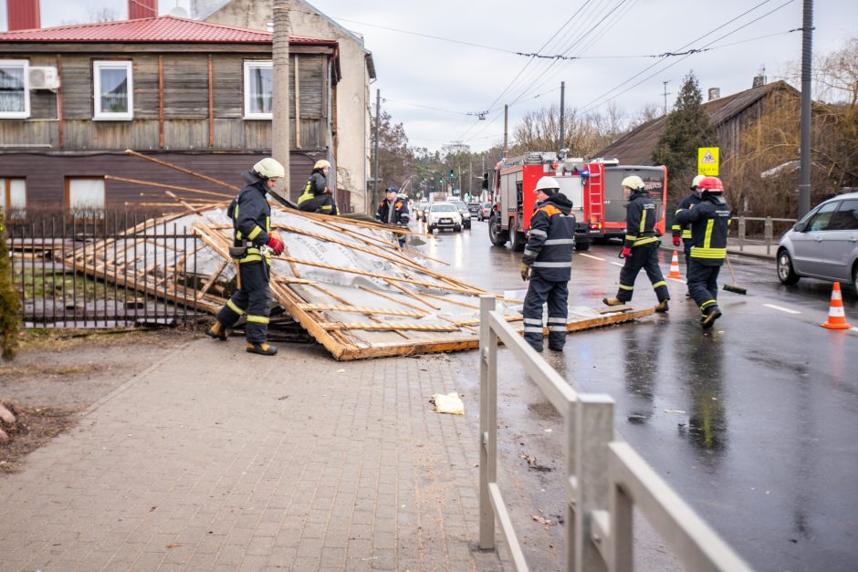 Kaunas ūžia: smarkus vėjas nunešė namo stogą, išvartė medžius