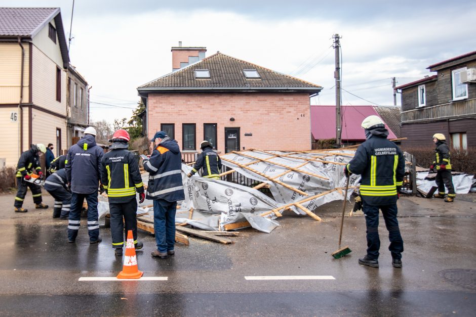 Stiprus vėjas Kaune apgadino namų stogus