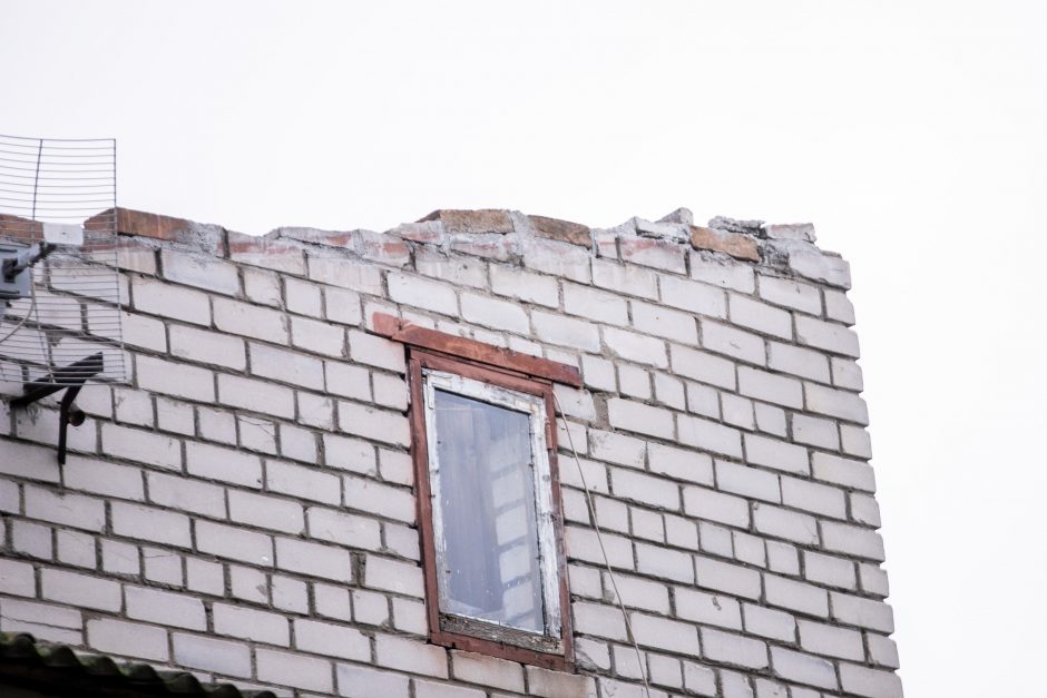 Stiprus vėjas Kaune apgadino namų stogus