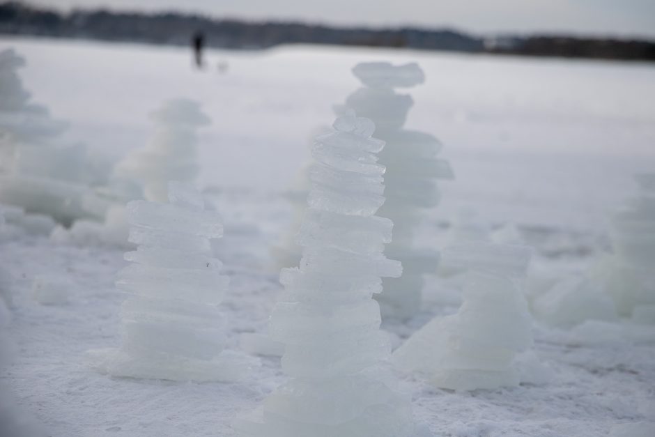 Kauno marių pakrantę nuklojo ledo bokštų skulptūros