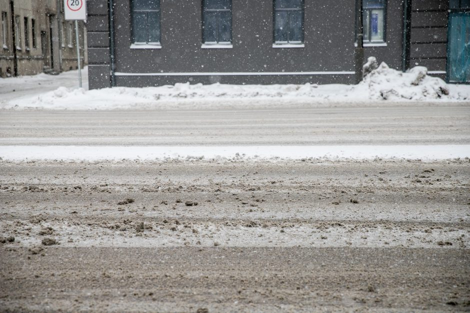 Vairuotojų kantrybę bando slidžios Kauno gatvės 