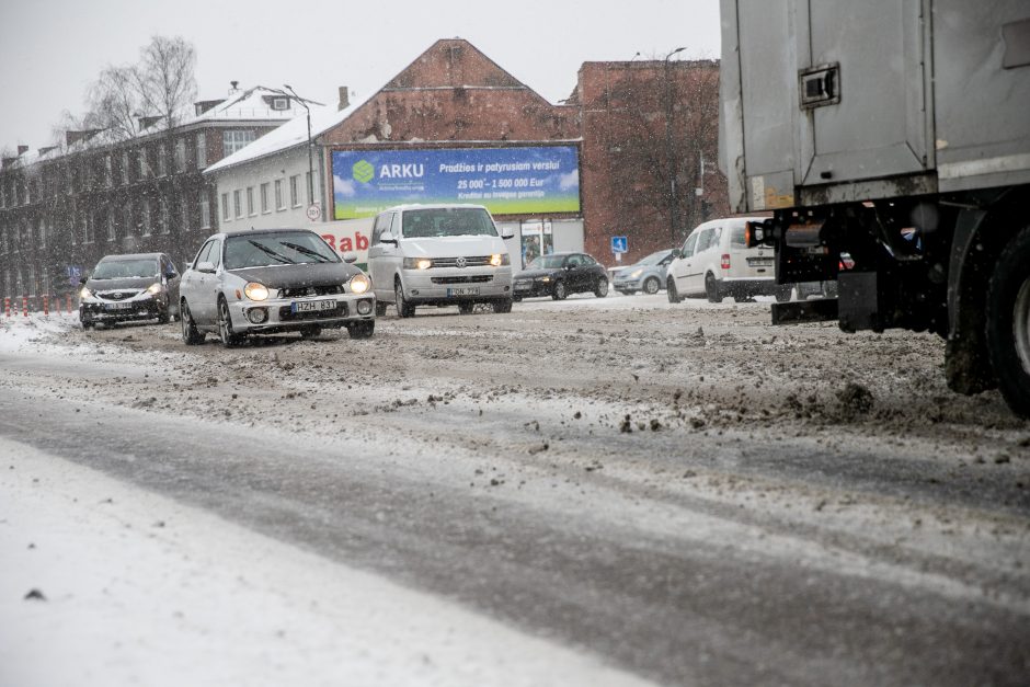 Vairuotojų kantrybę bando slidžios Kauno gatvės 