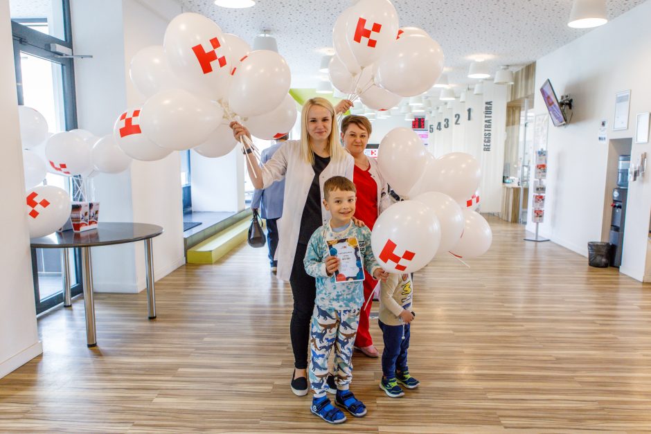 Vaikų gynimo dieną – balionai iš medikų rankų