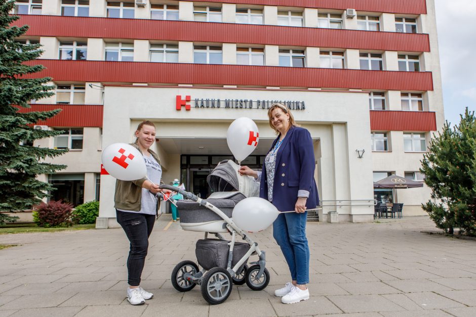 Vaikų gynimo dieną – balionai iš medikų rankų