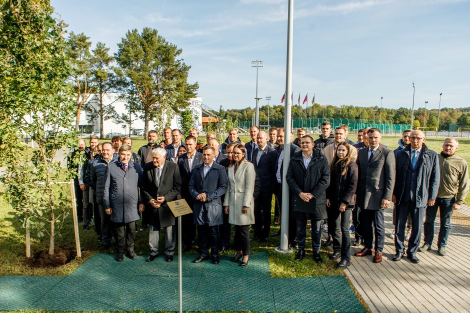 Šalia sporto centro stiebsis V. Adamkaus ąžuolai