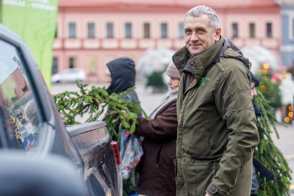 Kalėdos jau keliauja į kauniečių namus: prie nemokamų eglės šakų žmonių – kaip koncerte