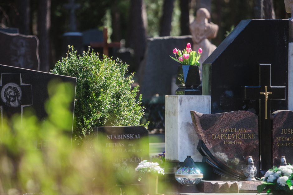 Artėjant Motinos dienai – kapinėse Kaune padidėjęs žmonių srautas
