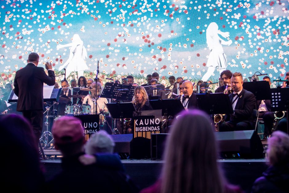 Gyva istorija: prie Kauno muzikinio teatro sodelio vėl rinkosi gėlių vaikai