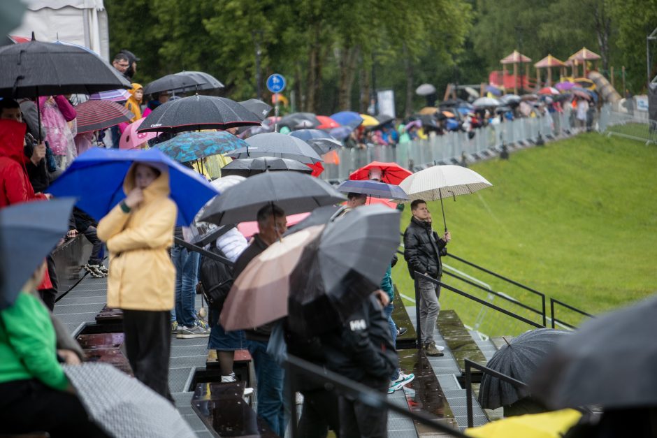 Kauno pilies papėdėje – kvapą gniaužiantis akrobatinis pasirodymas