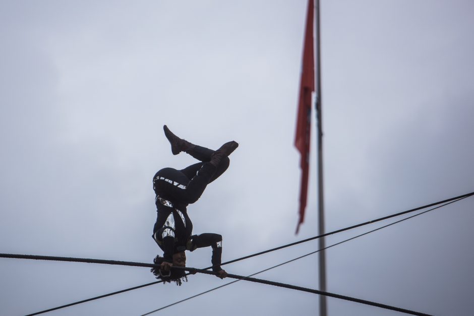 Kauno pilies papėdėje – kvapą gniaužiantis akrobatinis pasirodymas
