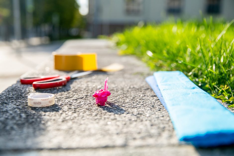 Kauniečiai ruošiasi kopti į Parodos kalną Fluxus stiliumi