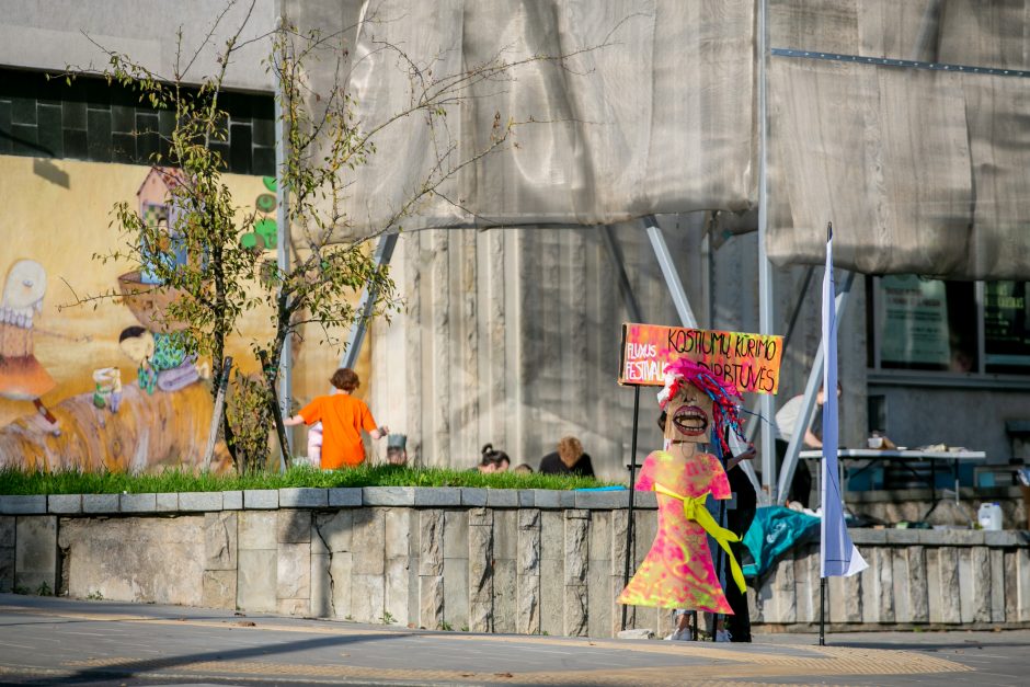 Kauniečiai ruošiasi kopti į Parodos kalną Fluxus stiliumi