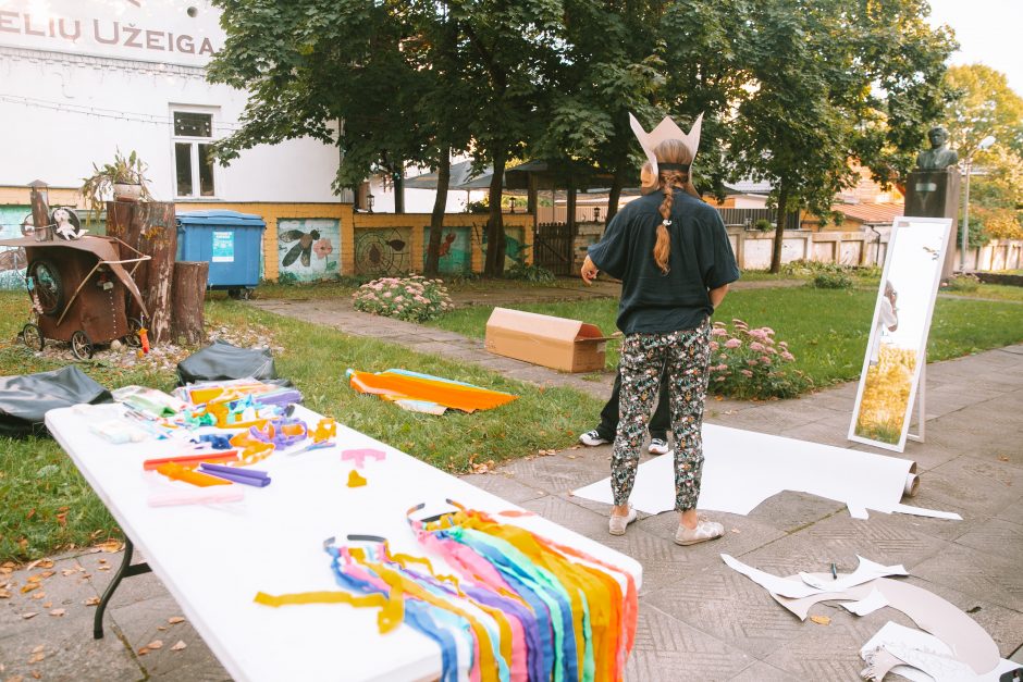 Kauniečiai ruošiasi kopti į Parodos kalną Fluxus stiliumi