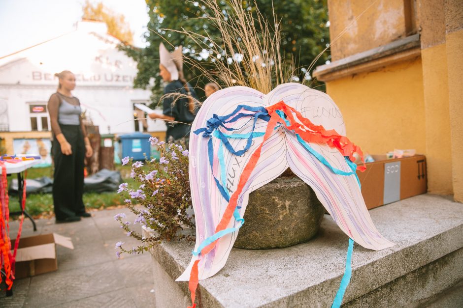 Kauniečiai ruošiasi kopti į Parodos kalną Fluxus stiliumi