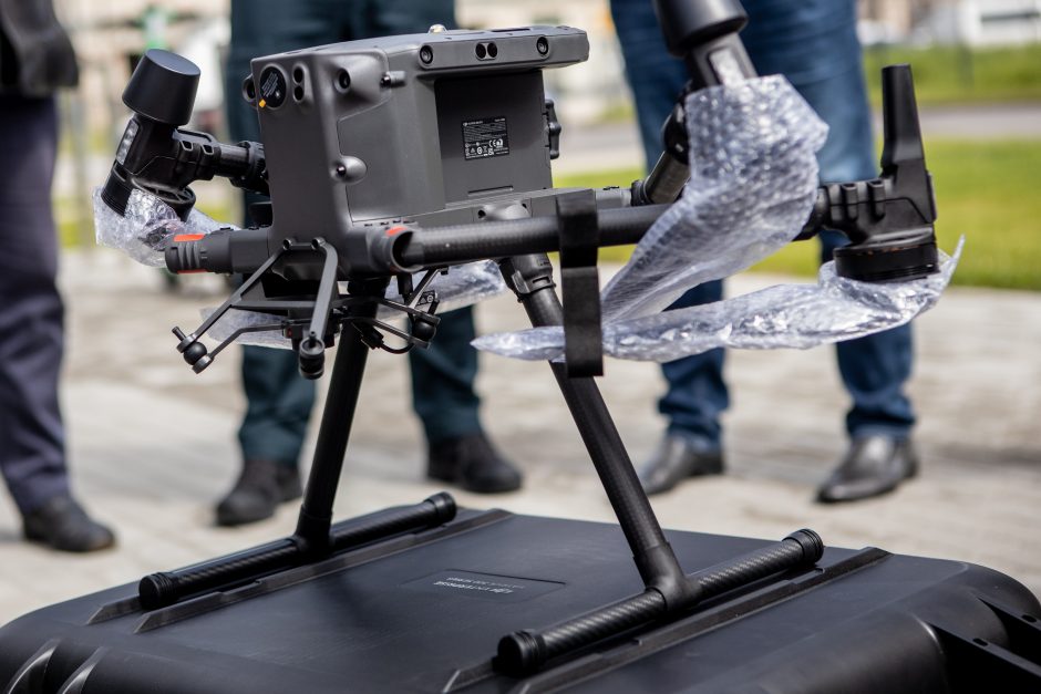 Kauno policijai perduoti naktiniai dronai ir elektriniai paspirtukai