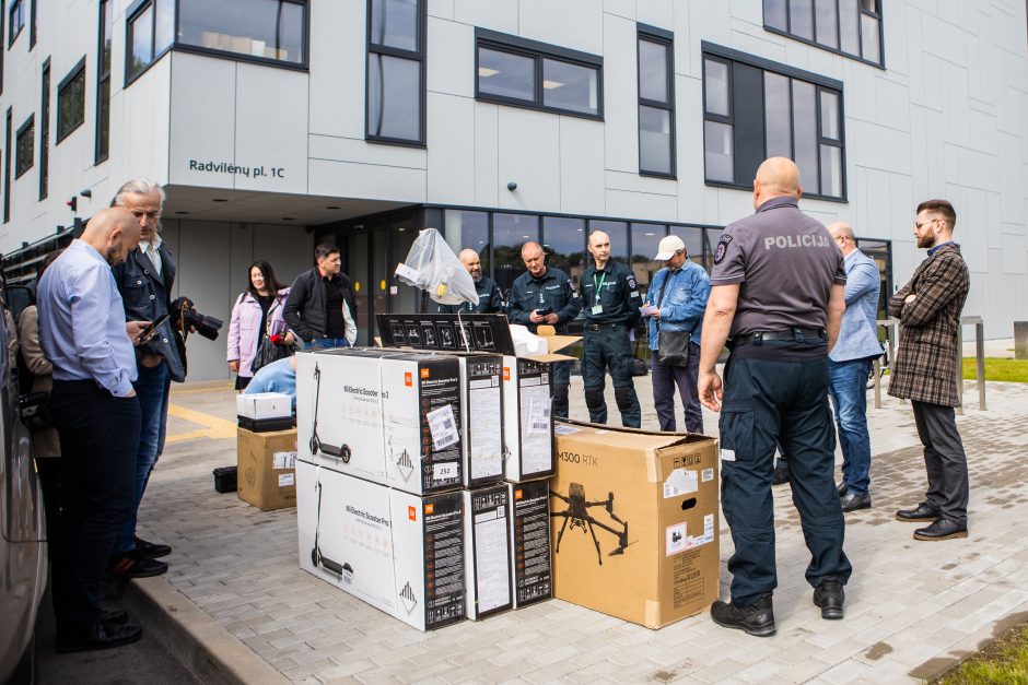 Kauno policijai perduoti naktiniai dronai ir elektriniai paspirtukai