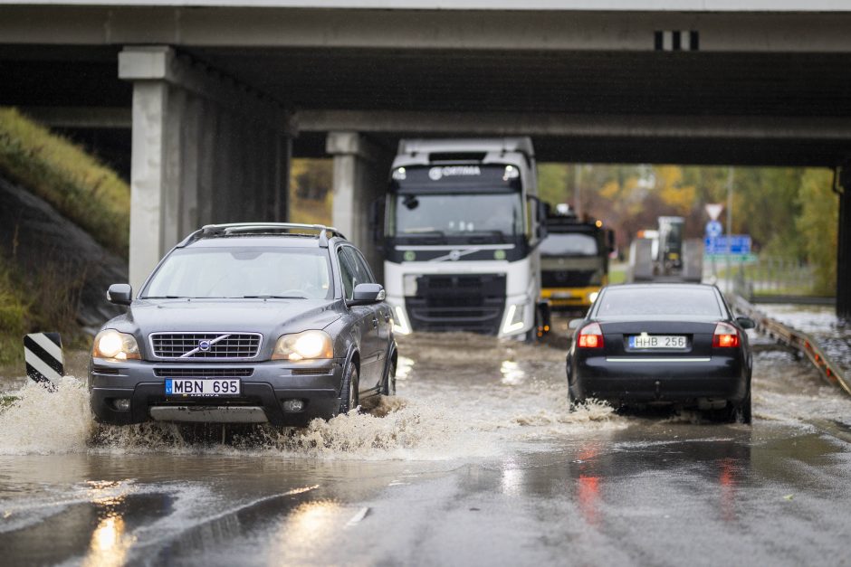 Upėmis virtusios sostinės gatvės siutina vairuotojus: tragedija