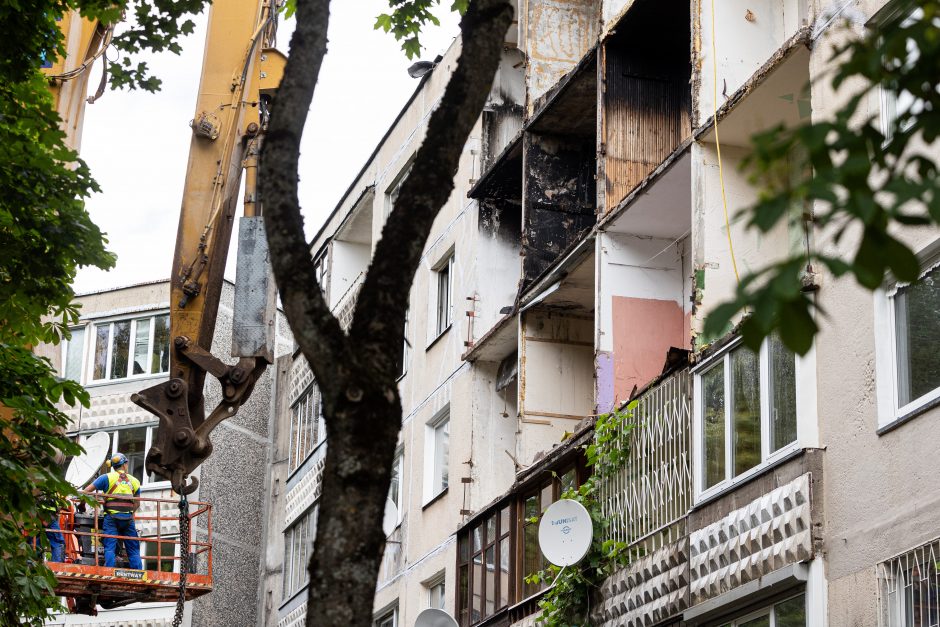 Pradedami sprogusio daugiabučio Viršuliškėse atstatymo darbai: žmonės į namus turėtų sugrįžti rudenį