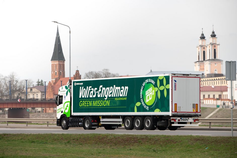 Produkciją Lietuvoje pristato biodujomis varomu vilkiku: per metus 100 tonų sumažins išmetamą CO2