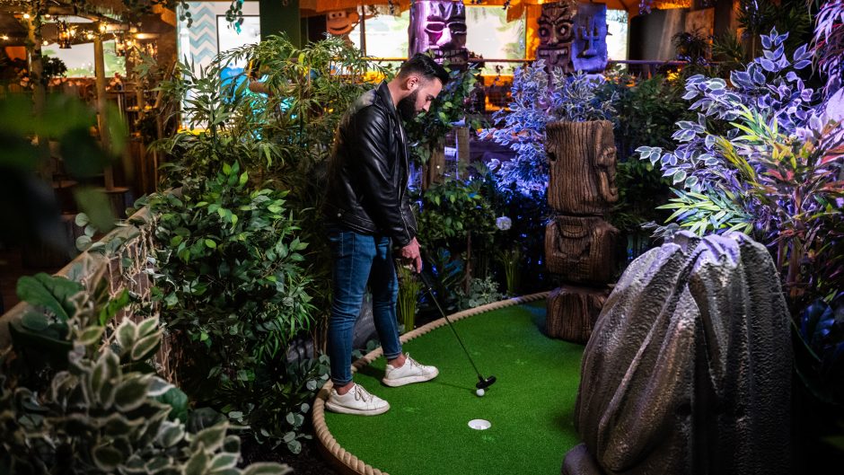 „Megoje“ – dar daugiau pramogų šeimai: duris atvėrė „Jungle Monkeyz Adventure Golf“