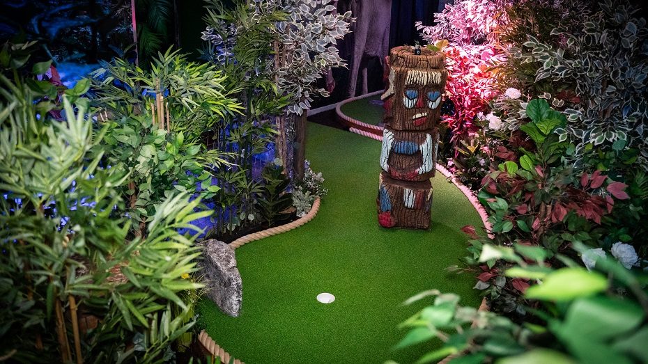 „Megoje“ – dar daugiau pramogų šeimai: duris atvėrė „Jungle Monkeyz Adventure Golf“