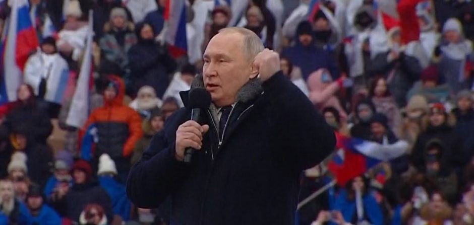 Kremlius tęsia propagandinį šou: atlikėjai slepia, kad juos šildo vakarietiškos „Prada“ striukės