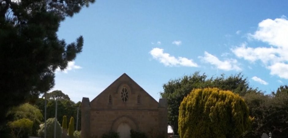 Bažnyčias paverčia namais: rūpintis jais ir kapinėmis kai kuriems – vienas malonumas