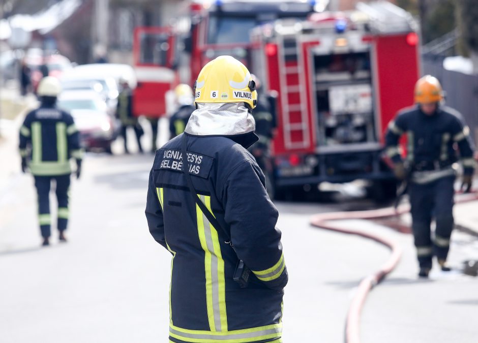 Jonavoje naktį siautėjo padegėjas: liepsnojo brangus automobilis