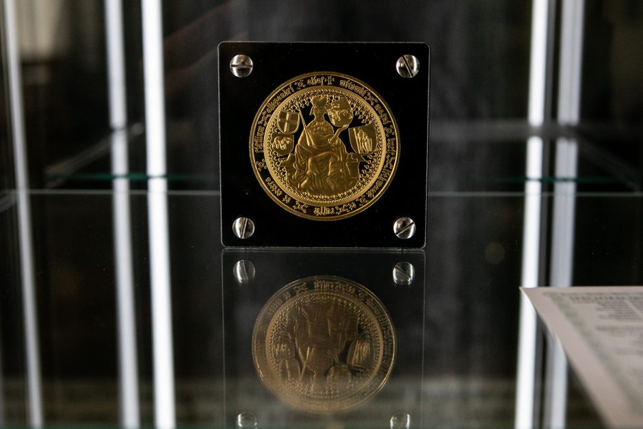 Nacionaliniame muziejuje pristatytas kilogramą sveriantis sidabro medalis