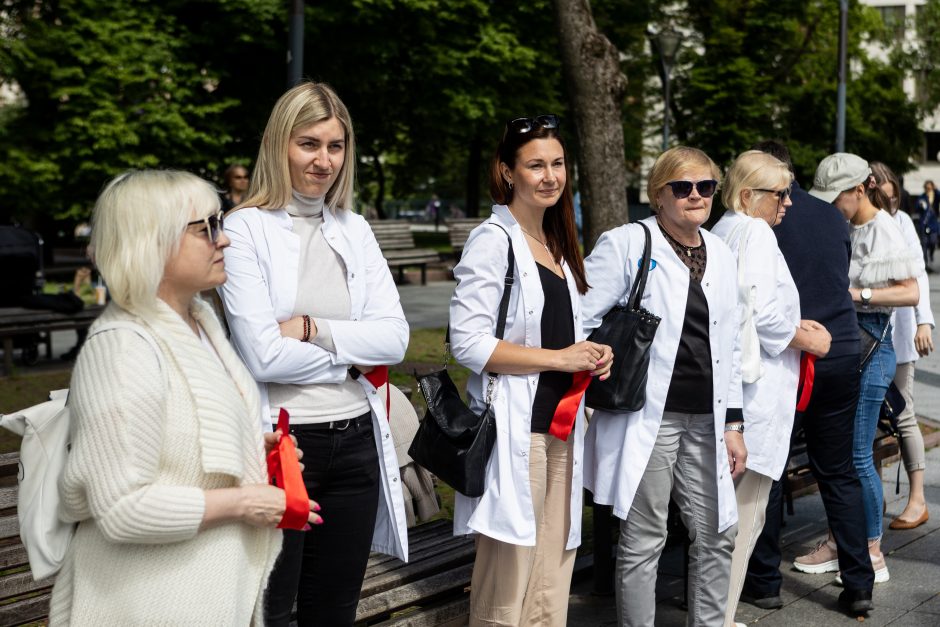 Akcija Vilniuje: šeimos gydytojai iš visos Lietuvos surištomis rankomis išsirikiavo į didelę širdį