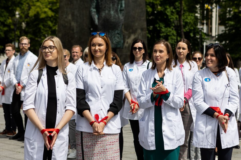Šeimos gydytojų solidarumo akcija „Balti herojai surištomis rankomis“