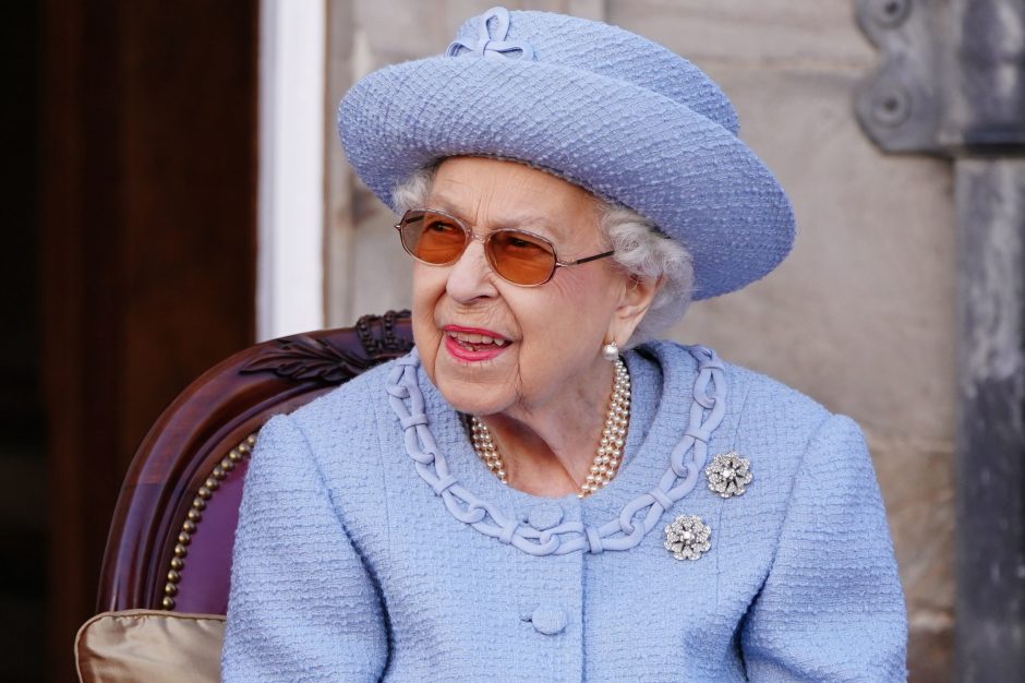 Karalienė Elizabeth II sako esanti giliai nuliūdusi dėl Sh. Abe nužudymo